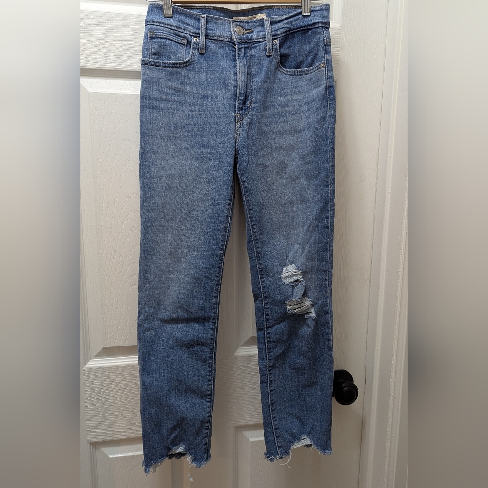 Levi's Women's cropped dstressed Jeans